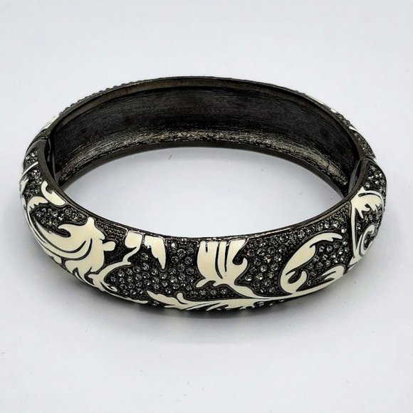 Kenneth Jay Lane KJL White Enameled Rhinestone Studded Black Tone Hinged Bangle - Picture 6 of 6